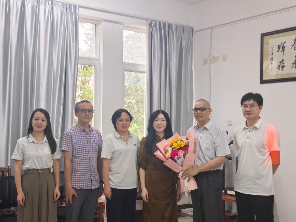 南宁分校副校长马华菊到学院慰问教师 共庆第42个教师节