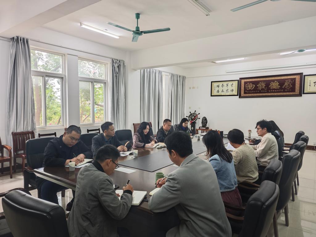 马华菊副校长深入学院开展听课调研